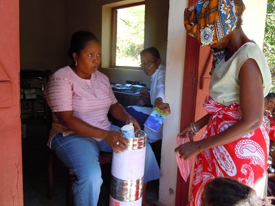 Distribution de lait pour les enfants en bas-âge
