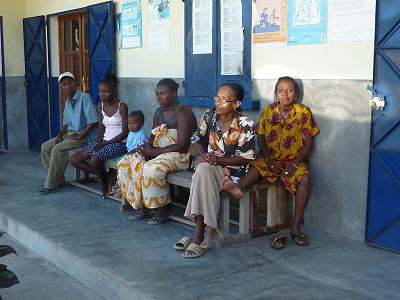Attente devant le dispensaire